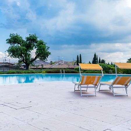 Oleandro Apartment - Featuring A Private Garden And Access To 5 Pools Desenzano del Garda Kültér fotó