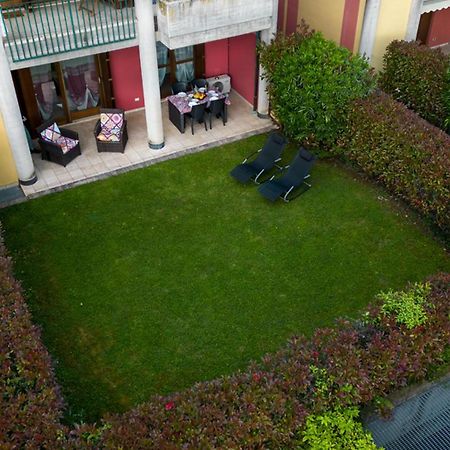 Oleandro Apartment - Featuring A Private Garden And Access To 5 Pools Desenzano del Garda Kültér fotó