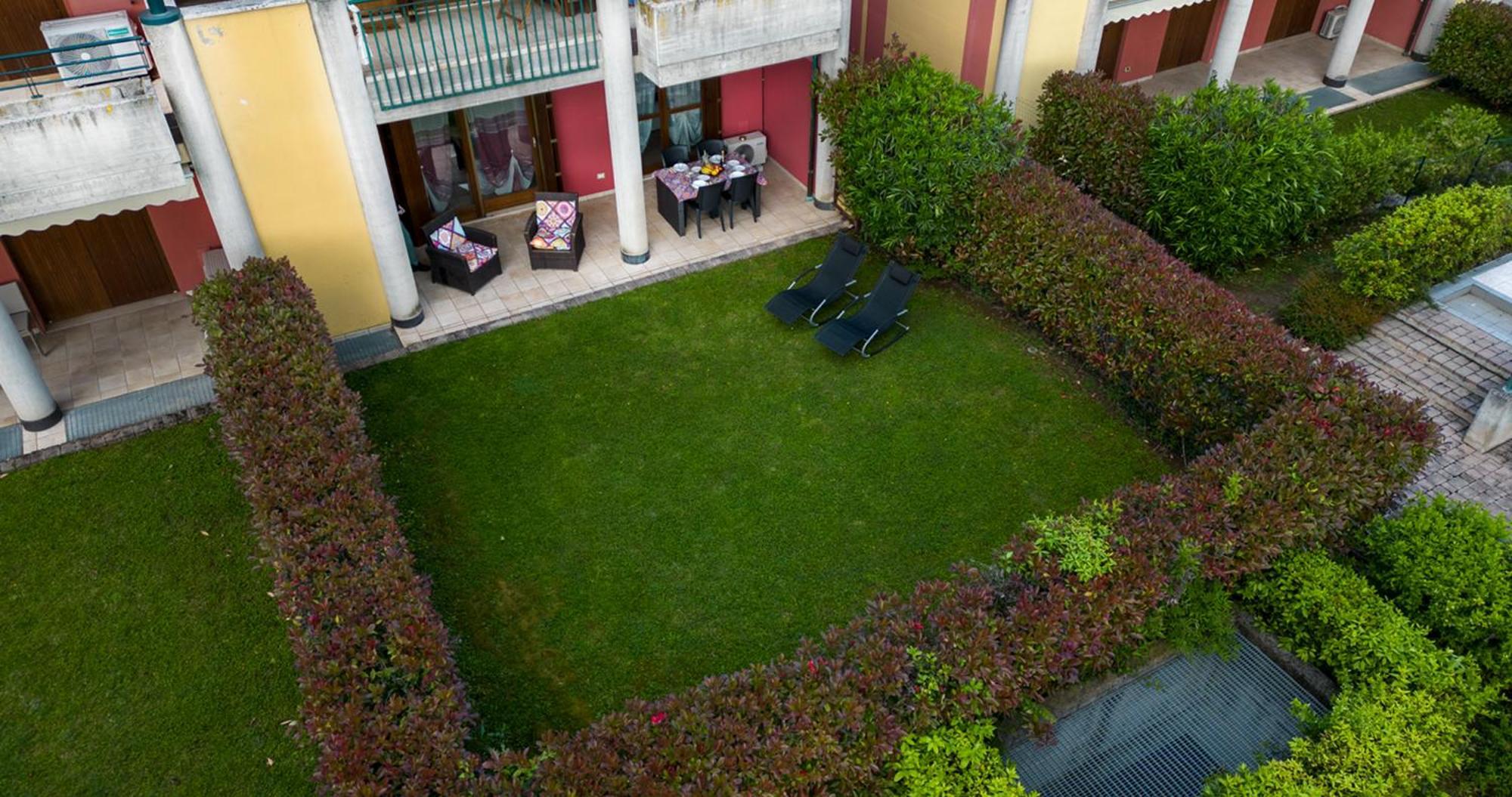 Oleandro Apartment - Featuring A Private Garden And Access To 5 Pools Desenzano del Garda Kültér fotó