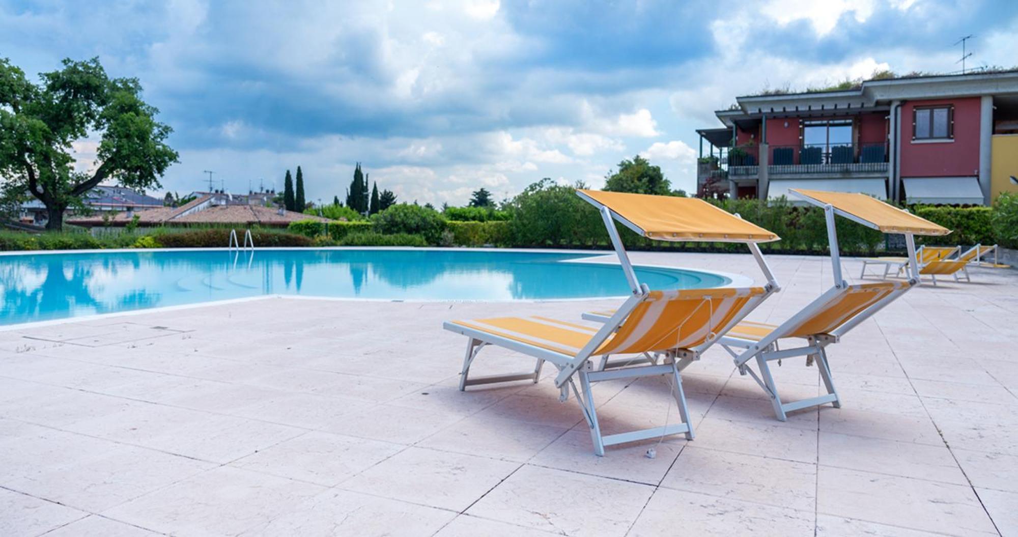 Oleandro Apartment - Featuring A Private Garden And Access To 5 Pools Desenzano del Garda Kültér fotó
