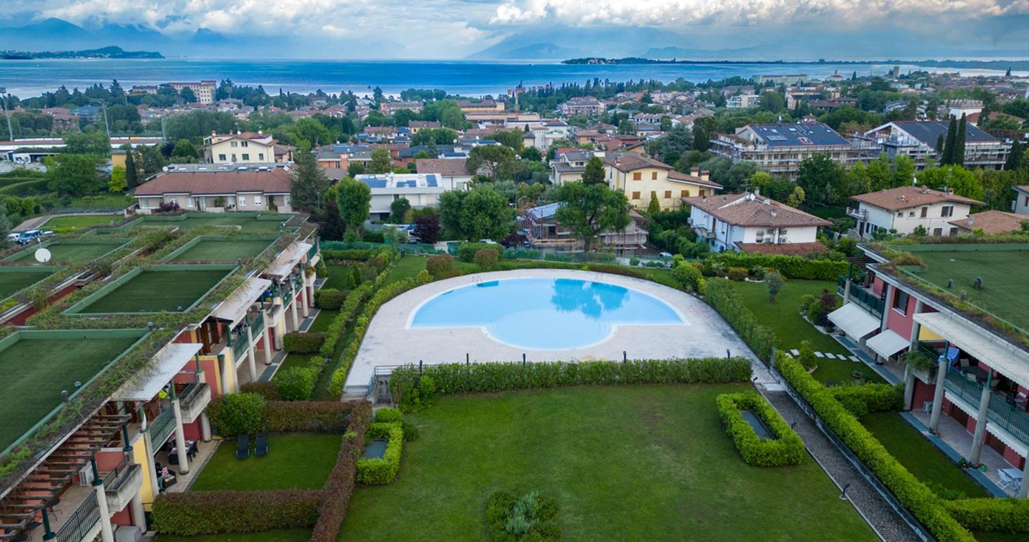 Oleandro Apartment - Featuring A Private Garden And Access To 5 Pools Desenzano del Garda Kültér fotó