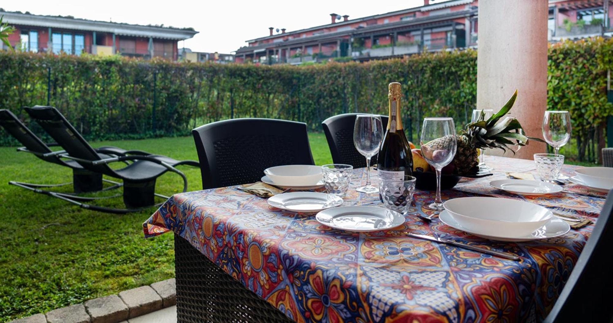 Oleandro Apartment - Featuring A Private Garden And Access To 5 Pools Desenzano del Garda Kültér fotó