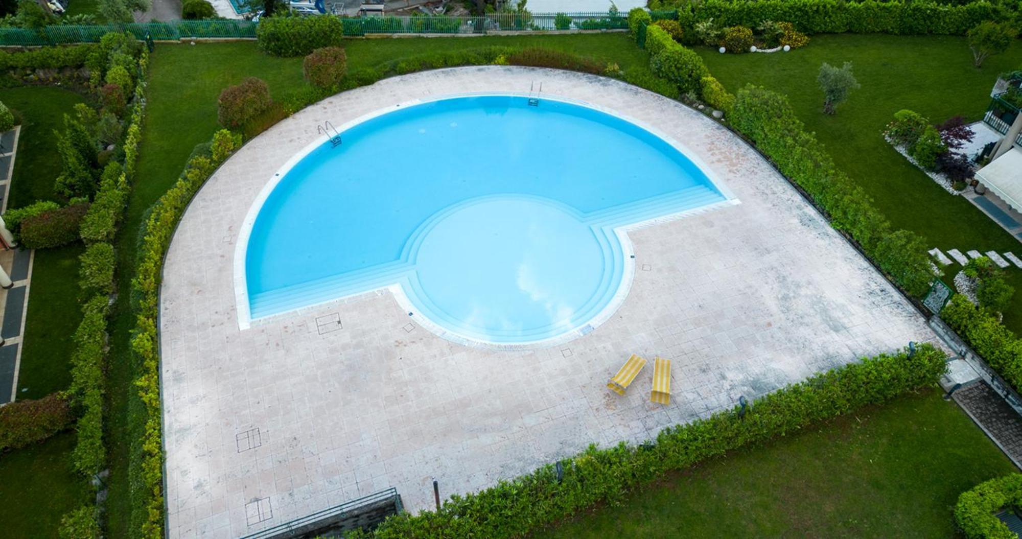 Oleandro Apartment - Featuring A Private Garden And Access To 5 Pools Desenzano del Garda Kültér fotó
