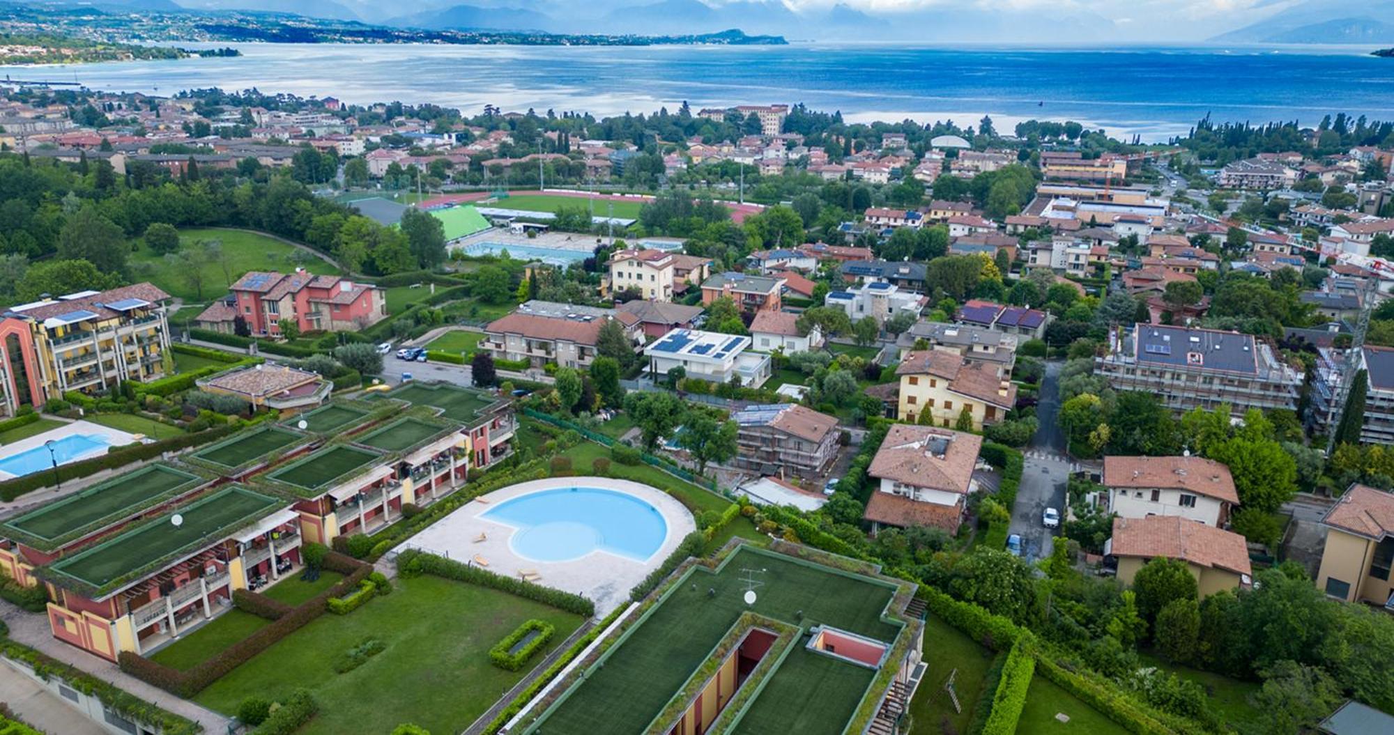 Oleandro Apartment - Featuring A Private Garden And Access To 5 Pools Desenzano del Garda Kültér fotó